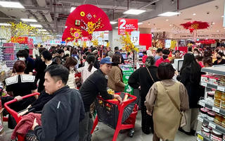 Siêu thị chật cứng người mua sắm ngày cận Tết