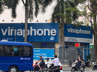 Nhiều người chờ đợi được chuẩn hoá sim, nhà mạng bắt tay vào cuộc