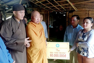 Trao tặng hàng trăm suất quà đến người dân có hoàn cảnh khó khăn