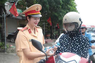 CSGT Thái Nguyên phát nước miễn phí cho người dân dịp Quốc khánh 2/9