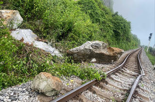 Quảng Trị: Sạt lở đá núi xô lệch đường sắt khiến tàu hoả ách tắc