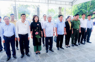 Chủ tịch Đỗ Văn Chiến dâng hương tưởng niệm tại đền thờ Vua Mai Hắc Đế