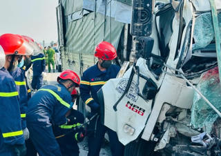 Xe tải gặp nạn trên cao tốc, 2 người thiệt mạng