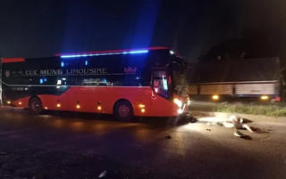 Xe máy ‘kẹp 3’ tông vào xe khách khiến 3 người thiệt mạng