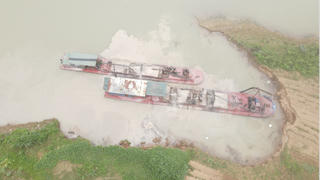 Tàu hút cát xé toạc bãi bồi ven sông – Bài 1: Cắm vòi vào bờ hút khoáng sản