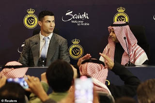 Ronaldo ra mắt hơn 25.000 cổ động viên của CLB Al Nassr