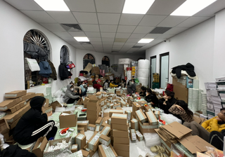 Đột kích kho hàng của hot tiktoker livestream chốt hàng nghìn đơn mỗi ngày