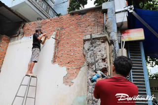 Người dân TP HCM dỡ nhà để mở rộng đường vào sân bay Tân Sơn Nhất