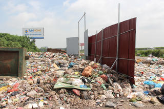  Rác thải bủa vây kênh mương, đường gom cao tốc Pháp Vân - Cầu Giẽ