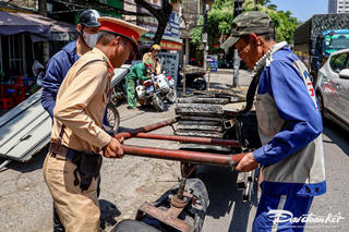 Hà Nội: Xử lý nhiều xe máy kéo theo xe tự chế chở cồng kềnh trên đường