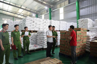 Hàng trăm tấn thực phẩm giả “lọt lưới” ở Phú Thọ: Ai chịu trách nhiệm?