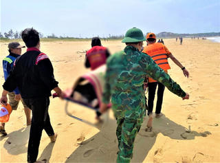 Quảng Nam: Tìm thấy thi thể nam sinh bơi ra biển cứu bạn mất tích