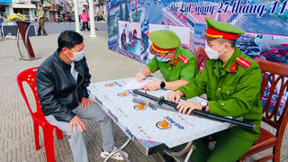 Lâm Đồng: Người dân giao nộp nhiều vũ khí, vật liệu nổ, công cụ hỗ trợ