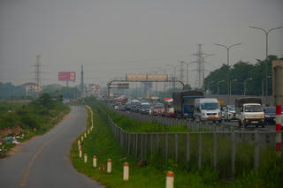 Chưa hết nghỉ lễ, người dân đã ùn ùn trở lại Hà Nội khiến cửa ngõ ùn tắc kéo dài