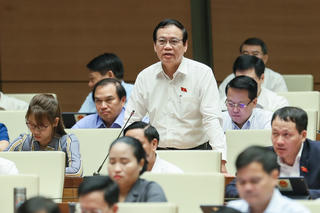 'Bên trong cán bộ sợ sai, bên ngoài dân chúng thở dài lo âu'