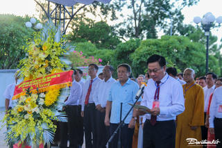 Đoàn Đại biểu dự Đại hội Mặt trận tỉnh Quảng Trị dâng hương tại Nghĩa trang liệt sĩ Quốc gia Đường 9