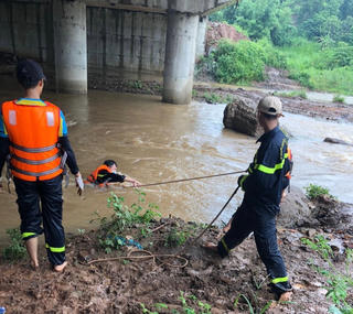 Đắk Lắk: Lên thăm em gái, cụ bà 70 tuổi bị nước lũ cuốn trôi