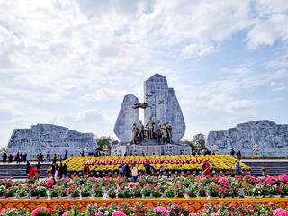 [Ảnh] Người dân diện đồ đẹp, đổ về Quảng trường Hồ Chí Minh ngày đầu xuân