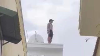 Hải Phòng: Kẻ bị nghi 'ngáo đá' phóng hoả đốt nhà rồi leo lên tầng 5 nhảy múa