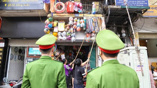 Công an Hà Nội ra quân lấy lại vỉa hè cho người đi bộ