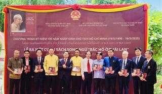 Nhà xuất bản Giáo dục Việt Nam ra mắt sách song ngữ ‘Bác Hồ ở Thái Lan’