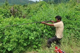Mang súng đi săn, người đàn ông vô tình bắn vào ngực em trai
