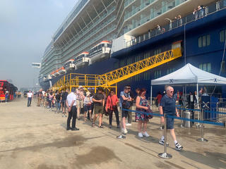 Gần 3.000 khách Âu, Mỹ cập cảng Hạ Long trên siêu du thuyền