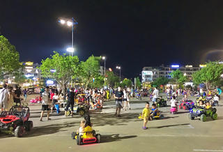 [Ảnh] Quảng Ninh: Hàng nghìn người dân đổ ra Quảng trường 30-10 'giải nhiệt' mùa hè