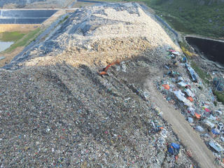 Khốn khổ vì những bãi rác khổng lồ