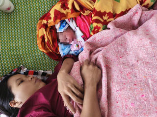 Được hỗ trợ di chuyển, sản phụ sinh con ngay trên xe công vụ