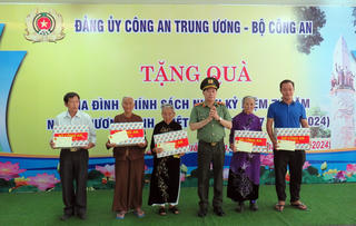 Quảng Nam: Thứ trưởng Lê Quốc Hùng tri ân các anh hùng, liệt sĩ An ninh khu V