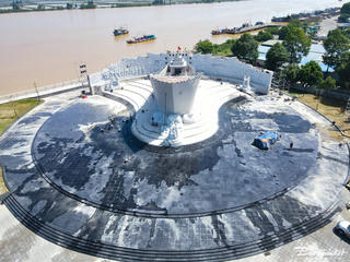 Chiêm ngưỡng tượng đài con tàu tập kết ra Bắc