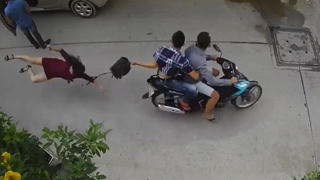 Bị cướp giật điện thoại, người phụ nữ choáng váng ngã ra đường 