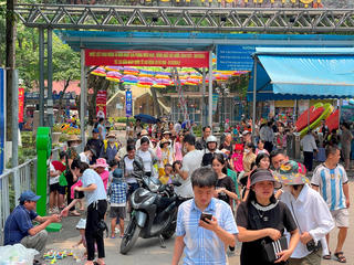 Đông đảo người dân đến Vườn thú Hà Nội dịp nghỉ lễ 30/4 và 1/5