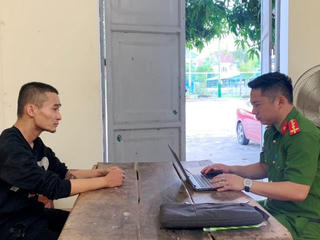 Bắt giữ đối tượng cầm dao vào nhà đâm chủ nợ