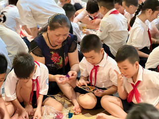 Người giữ ánh sáng cho những chiếc đèn Trung thu làng Hậu Ái