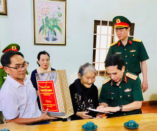 Đại tướng Phan Văn Giang thăm cán bộ, chiến sĩ, người có công tại Đắk Lắk