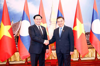 Việt- Lào: Thủy chung gắn bó