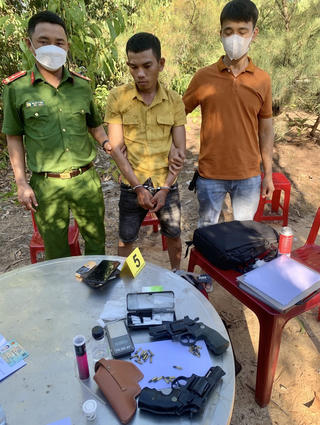 Quảng Nam: Bắt 3 thanh niên mang súng vào rừng sử dụng ma túy