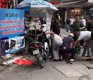 Hà Nội: Khống chế người đàn ông xăm trổ chém người trên phố