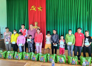 Quảng Nam: Tặng 100 suất quà cho đồng bào dân tộc thiểu số có hoàn cảnh khó khăn