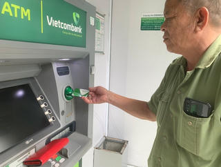 BHXH Vĩnh Phúc: Đẩy nhanh tiến độ thực hiện chi trả lương hưu, trợ cấp bảo hiểm xã hội không tiền mặt