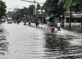 TP HCM: Mưa lớn khiến nhiều khu vực ngập cục bộ