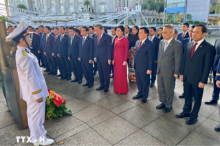 Tổng Bí thư Tô Lâm dâng hoa tưởng niệm Chủ tịch Hồ Chí Minh tại Singapore