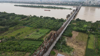 Ở hay về đều không dễ dàng