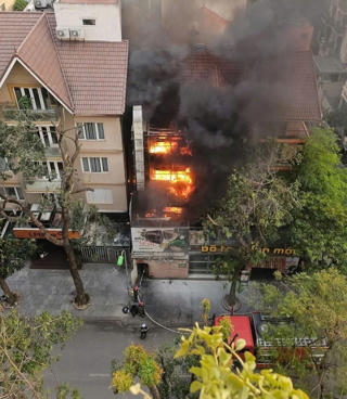 Nhanh chóng khống chế đám cháy lớn tại một nhà hàng ở Khu đô thị Mỹ Đình