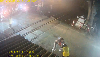 Nhân viên gác chắn bị đánh gãy mũi do không mở barie cho xe máy vượt