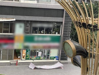 Bé trai ở Hà Nội rơi từ tầng cao chung cư xuống đất thiệt mạng