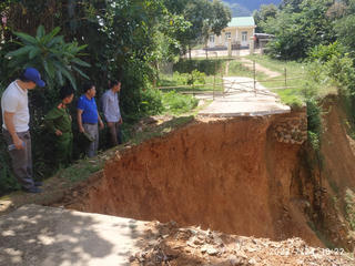 Một xóm biên giới bị cô lập vì đường 'gãy đôi'