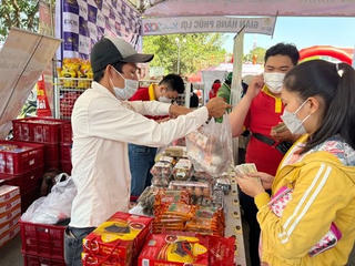 Chăm lo Tết cho dân